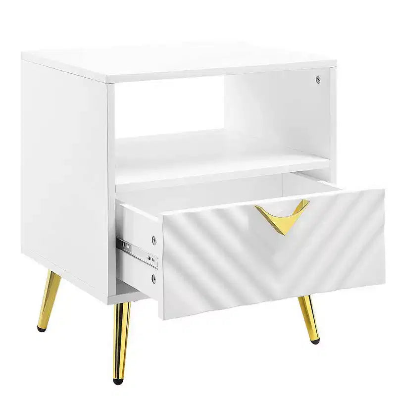 Tavolino d'appoggio Mid-Century da 50 cm – Bianco lucido, gambe in metallo dorato e ripiano portaoggetti