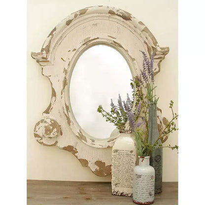 Specchio ovale da parete intagliato con parte superiore ad arco e cornice in resina bianca anticata