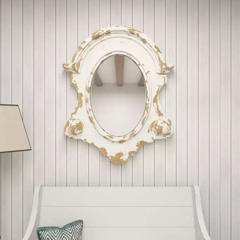 Specchio ovale da parete intagliato con parte superiore ad arco e cornice in resina bianca anticata