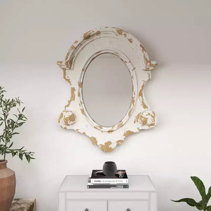 Specchio ovale da parete intagliato con parte superiore ad arco e cornice in resina bianca anticata