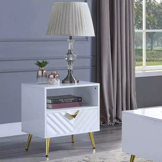 Tavolino d'appoggio Mid-Century da 50 cm – Bianco lucido, gambe in metallo dorato e ripiano portaoggetti