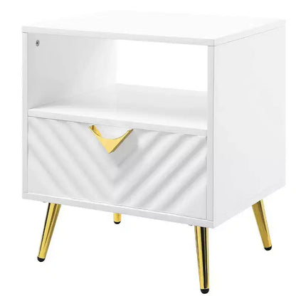 Tavolino d'appoggio Mid-Century da 50 cm – Bianco lucido, gambe in metallo dorato e ripiano portaoggetti
