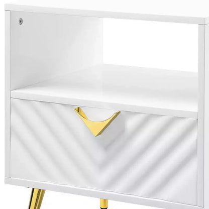 Tavolino d'appoggio Mid-Century da 50 cm – Bianco lucido, gambe in metallo dorato e ripiano portaoggetti