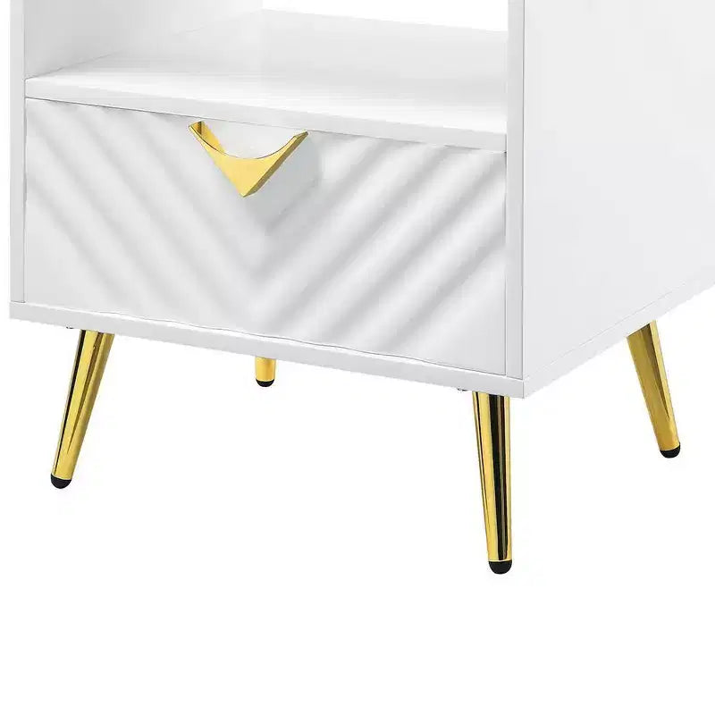 Tavolino d'appoggio Mid-Century da 50 cm – Bianco lucido, gambe in metallo dorato e ripiano portaoggetti