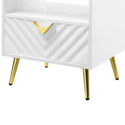 Tavolino d'appoggio Mid-Century da 50 cm – Bianco lucido, gambe in metallo dorato e ripiano portaoggetti