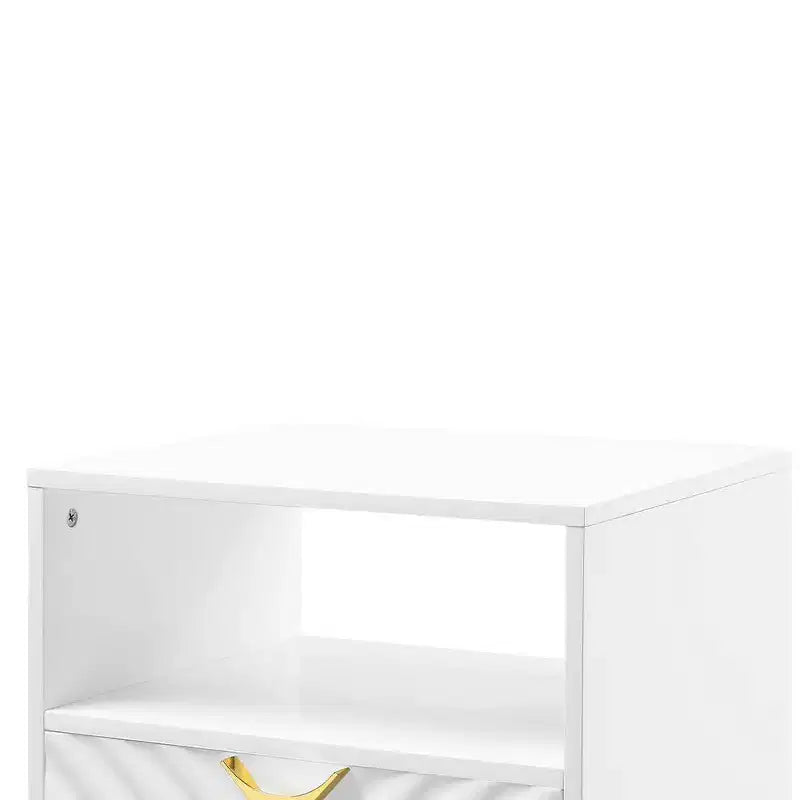Tavolino d'appoggio Mid-Century da 50 cm – Bianco lucido, gambe in metallo dorato e ripiano portaoggetti