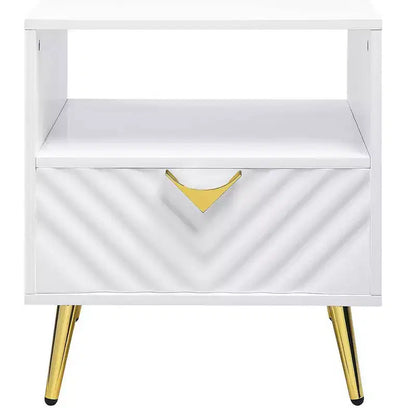 Tavolino d'appoggio Mid-Century da 50 cm – Bianco lucido, gambe in metallo dorato e ripiano portaoggetti