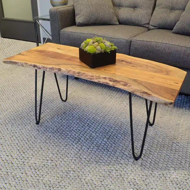 Tavolino e panca in legno massello con bordo naturale – Finitura naturale