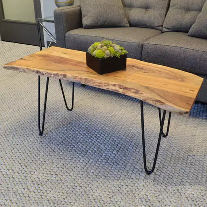 Tavolino e panca in legno massello con bordo naturale – Finitura naturale