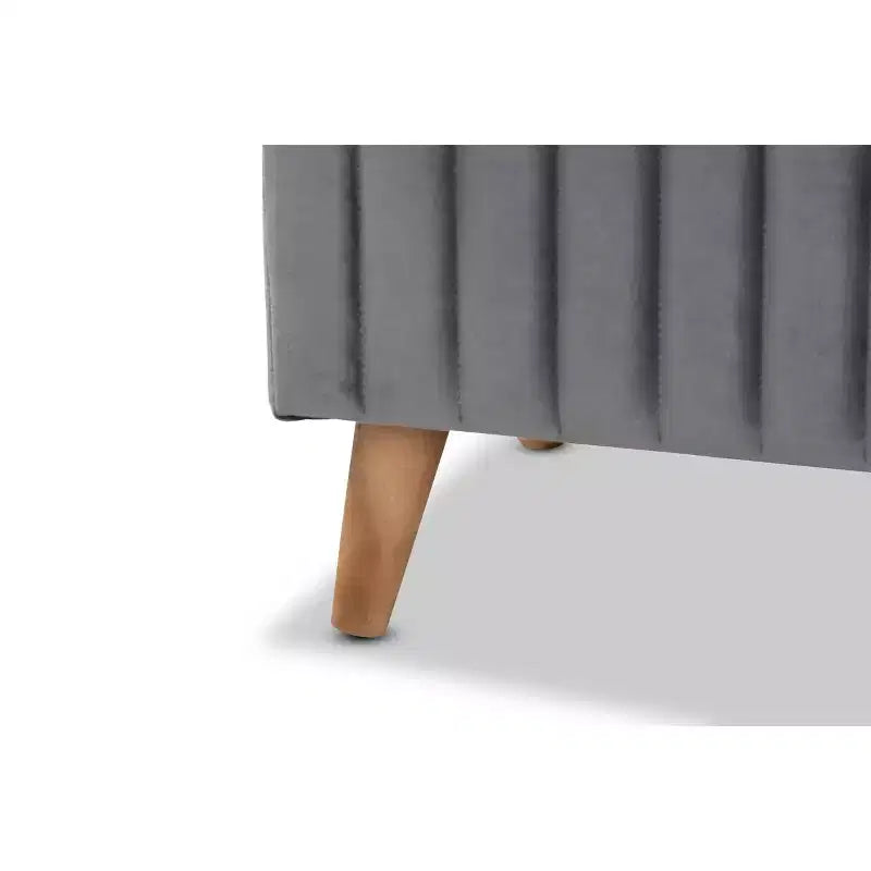 Pouf contenitore in legno rivestito in velluto con parte superiore capitonné