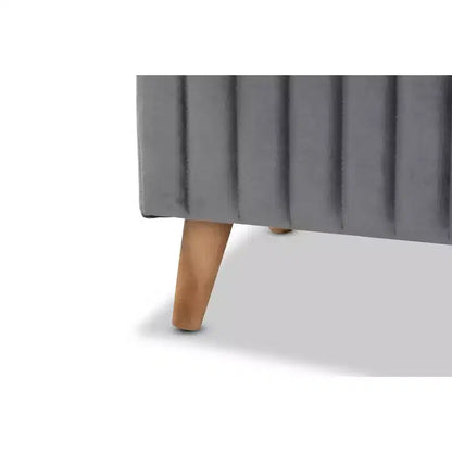 Pouf contenitore in legno rivestito in velluto con parte superiore capitonné