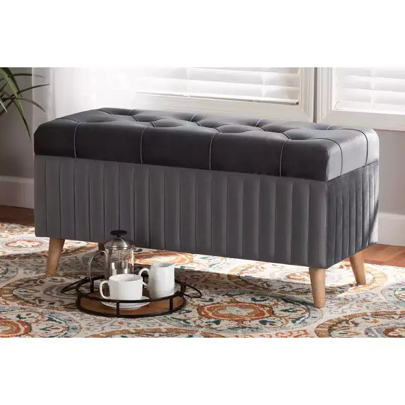 Pouf contenitore in legno rivestito in velluto con parte superiore capitonné