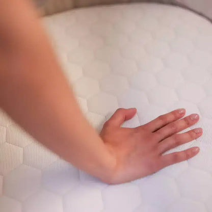 Culla per neonati con lati in rete traspirante e altezza regolabile