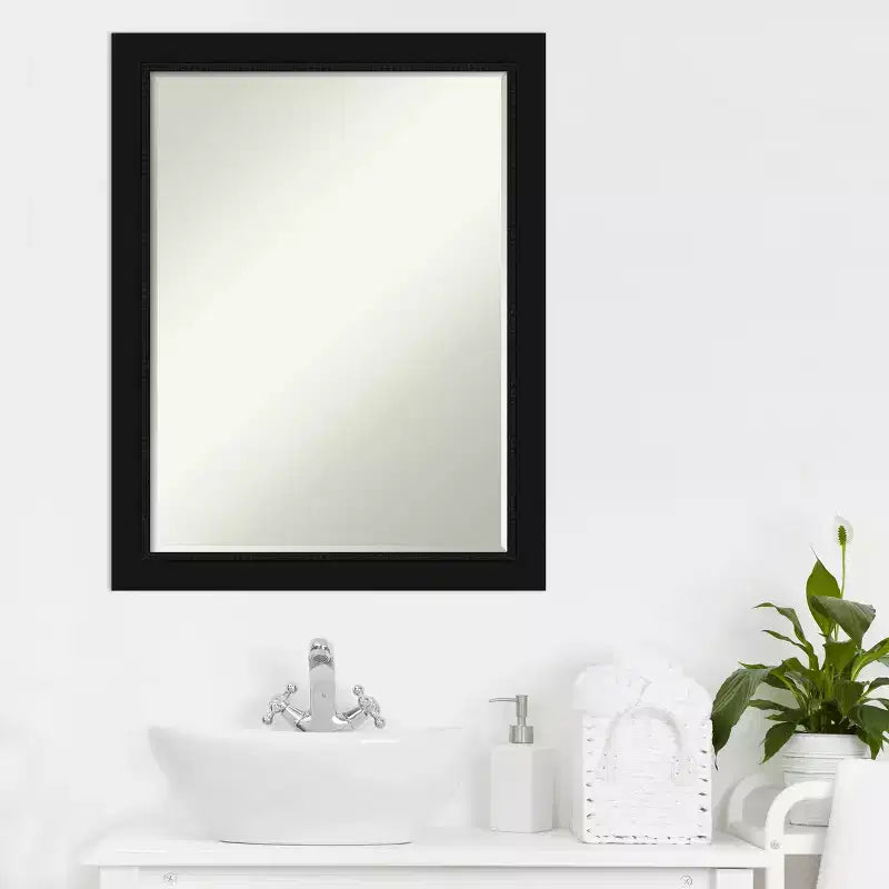 Specchio da parete per bagno smussato stretto nero di piccole dimensioni